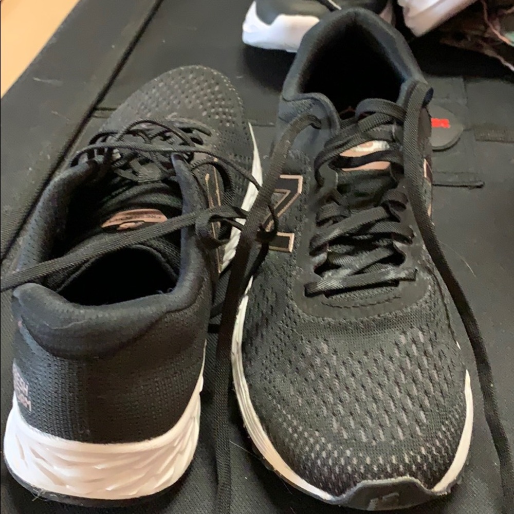 Black tennis shoes